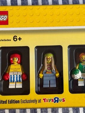 Bricktober Minifigure Collection 4/4 (2017 Toys "R" Us Exclusive) UNOPENED